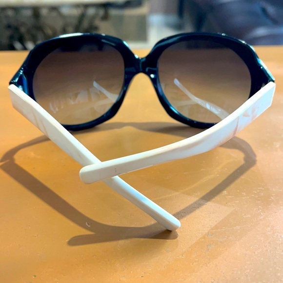 Club Monaco - Picture 7 of 7